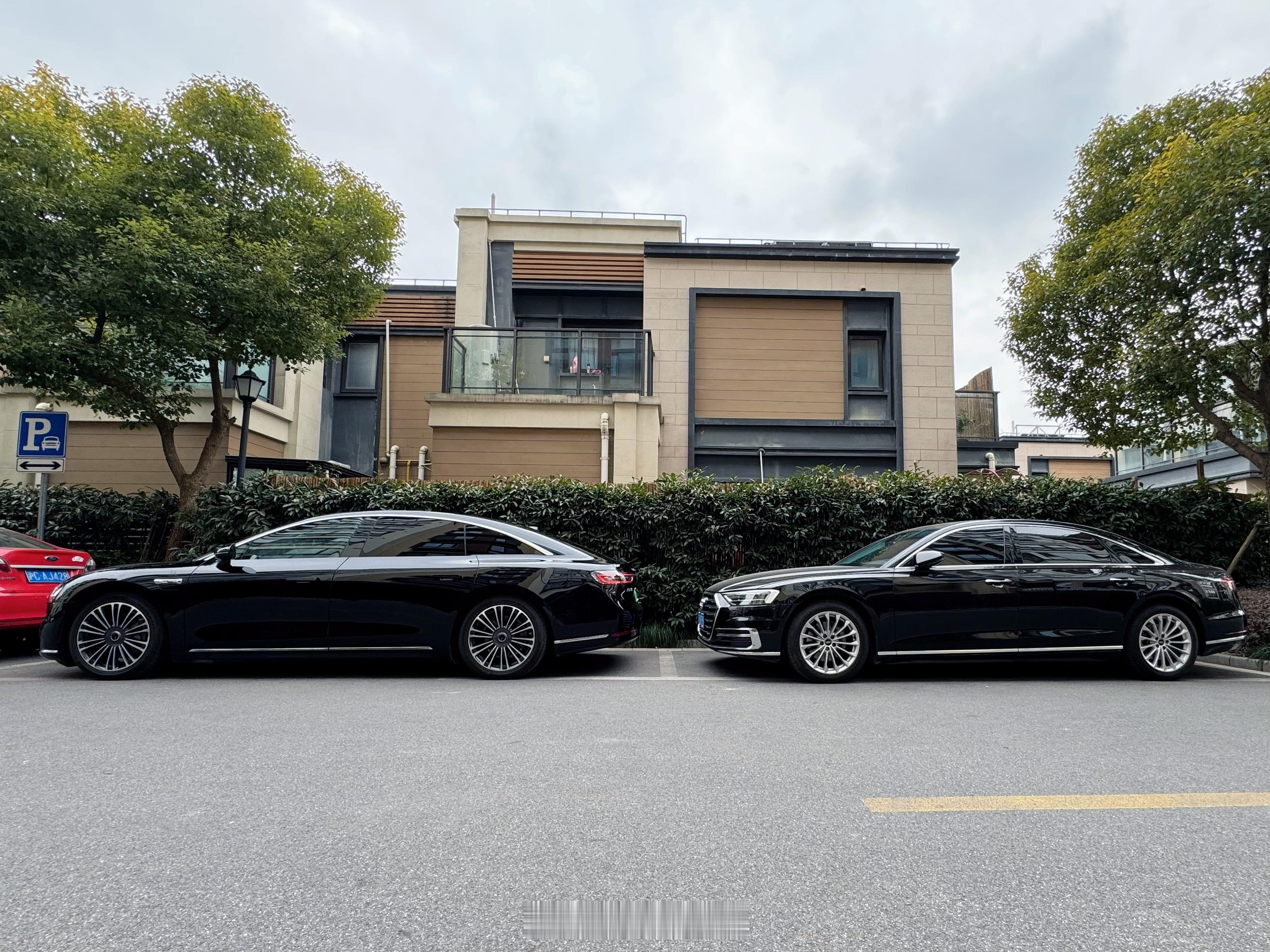 享界S9的一个设计特征：腰线非常饱满，纯黑色车身，侧面看过去有一种黑白上下拼色的