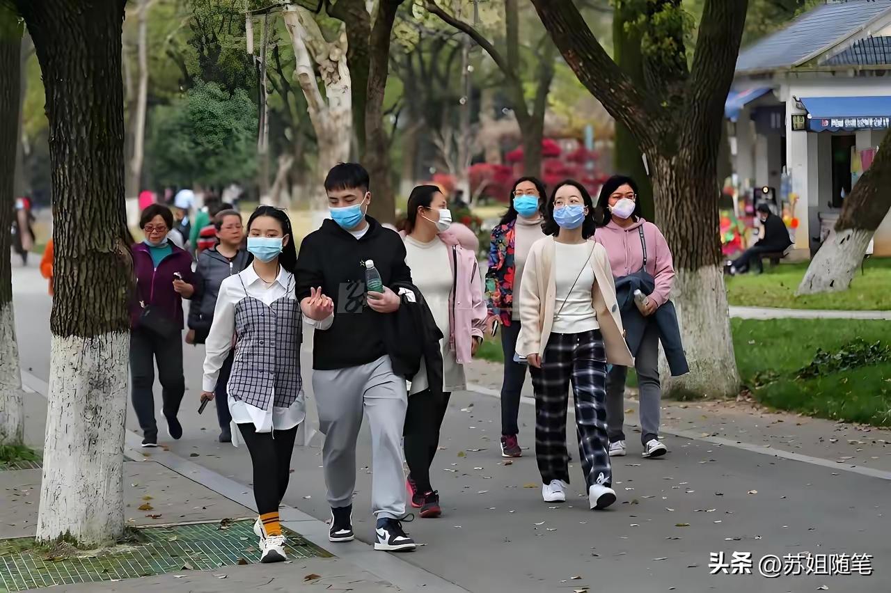 终于懂了：为啥现在的女人一年四季都戴口罩？网友的回答太真实了！

昨天随手发了条