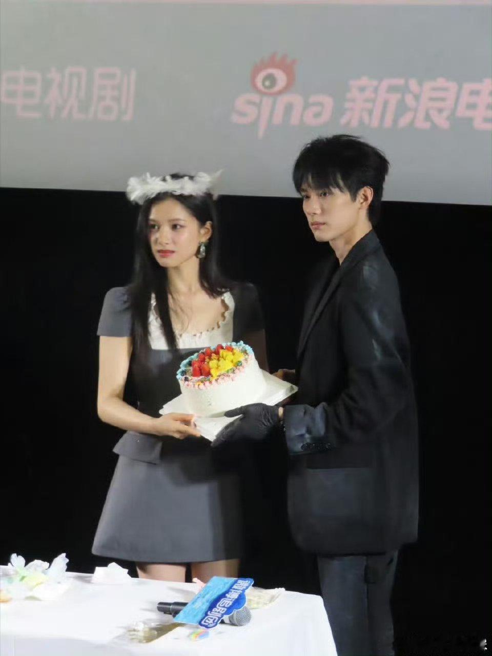 张婧仪周翊然怎么还做蛋糕了！！看看两人做的蛋糕咋样?感觉还不错的样子[打call