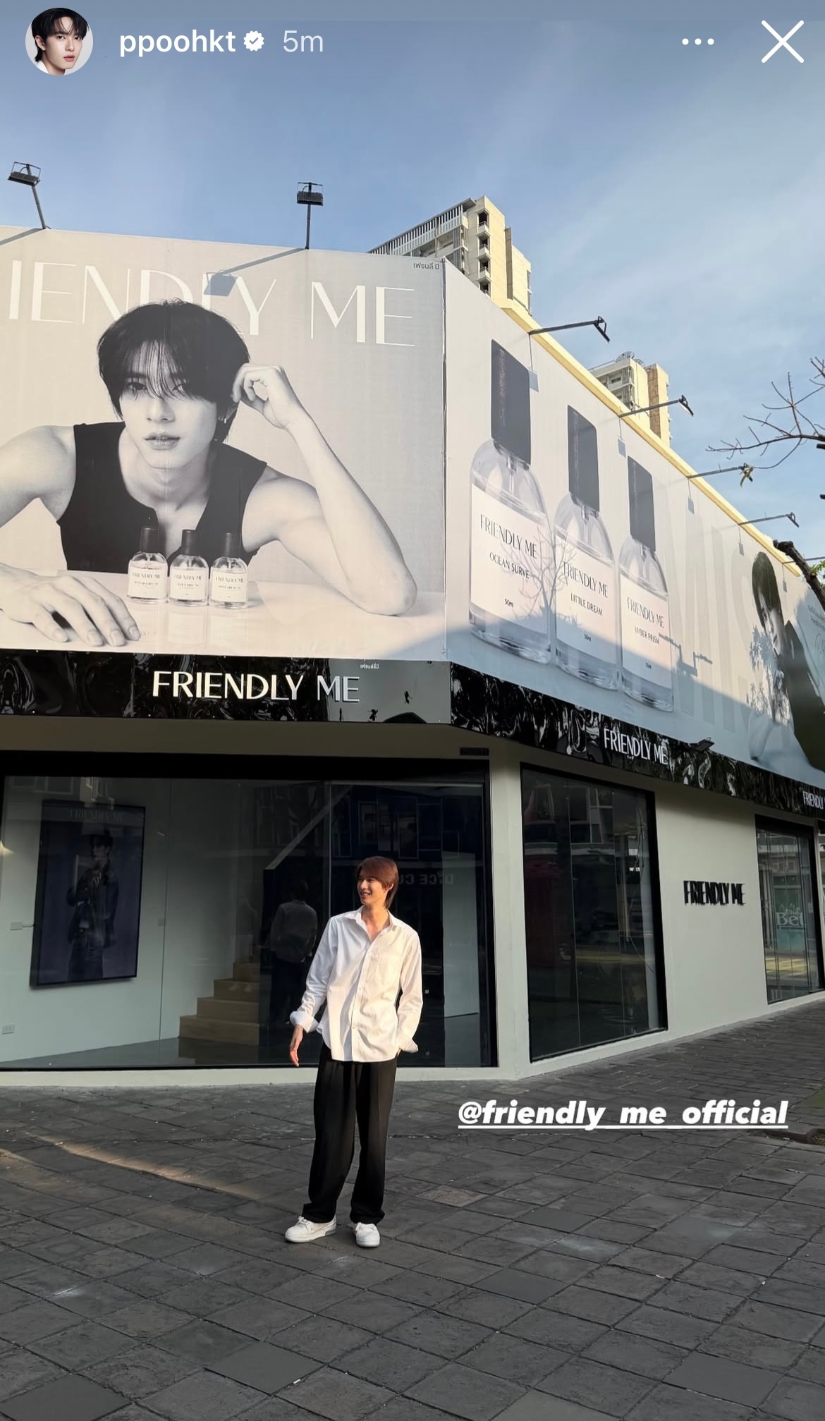 跟广告牌合影啦 