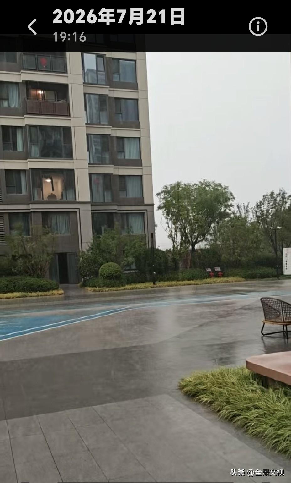 看到朋友发的视频，西安浐灞国际港务区下大雨了，一下子凉快舒服了！
      听