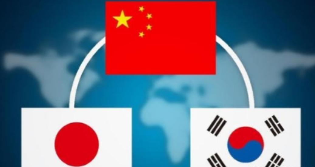 现在国际上出现一个怪相，就是只要跟日本跟中国发生矛盾，韩国就必须要来插上一脚，而