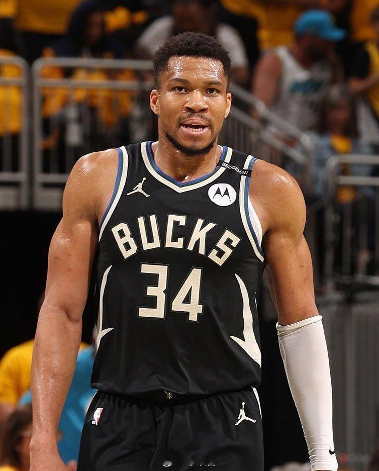 NBA官网评选出的现役东部十大球星：1. Giannis Antetokounm