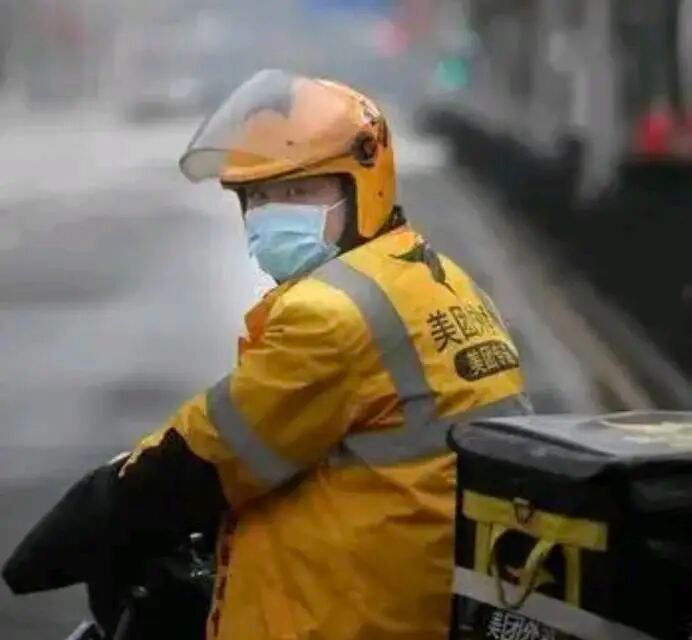 没有豪言壮语，没有刻意煽情，一个本能的愣住，一个温柔的举动，就足以打动所有人。小