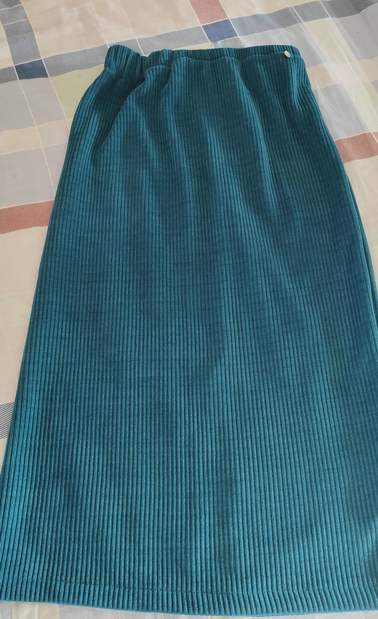 我今年55岁，我决定再也不去买那些太便宜的衣服了。
周末下午收拾衣柜，最底层的