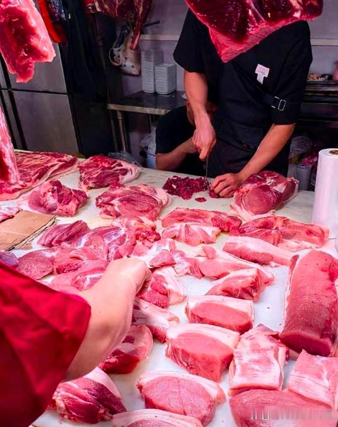 今天才知道，超市的肉之所以比菜市场便宜，是因为都做过排酸处理。简单说，就是刚宰杀