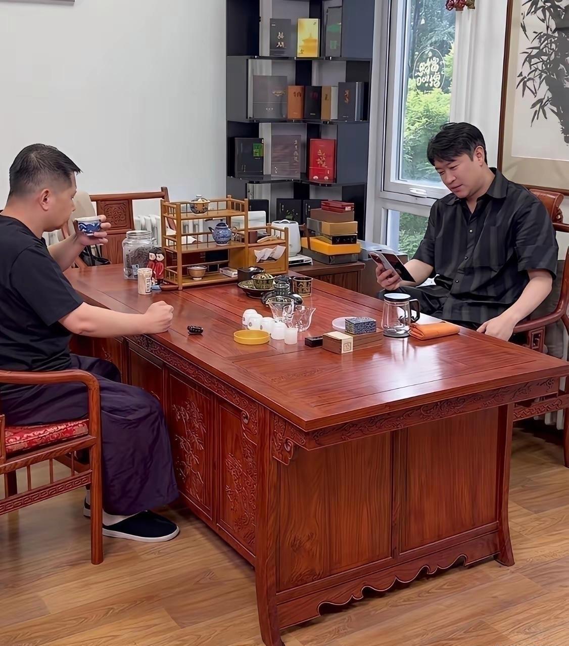 他们这么清闲吗?
网友：不知道这二位心里在想什么呢?