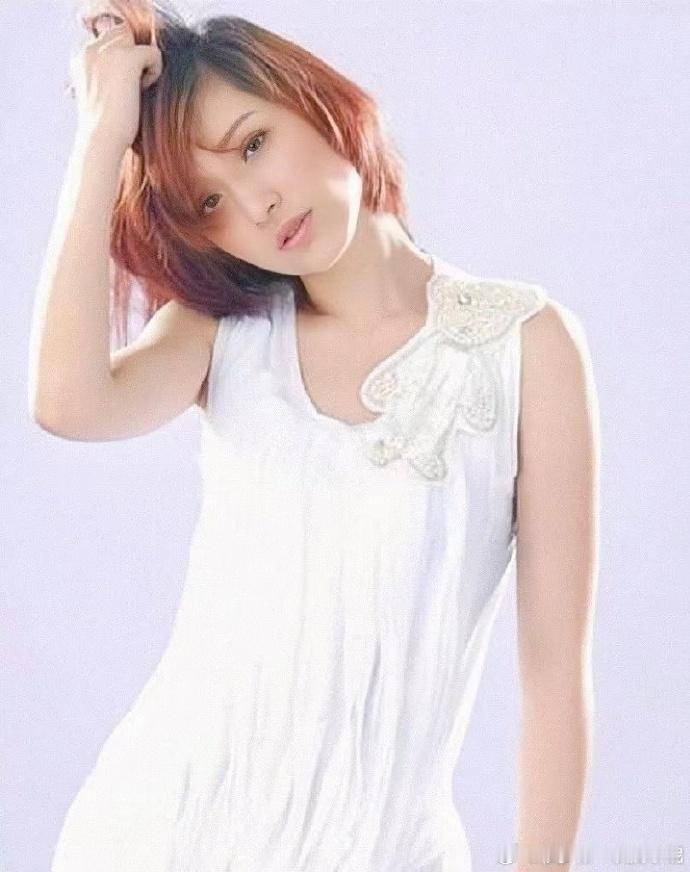 #李斯丹妮也有青春疼痛文学照片#谁能想到李斯丹妮也有属于自己的青春疼痛文学照片，
