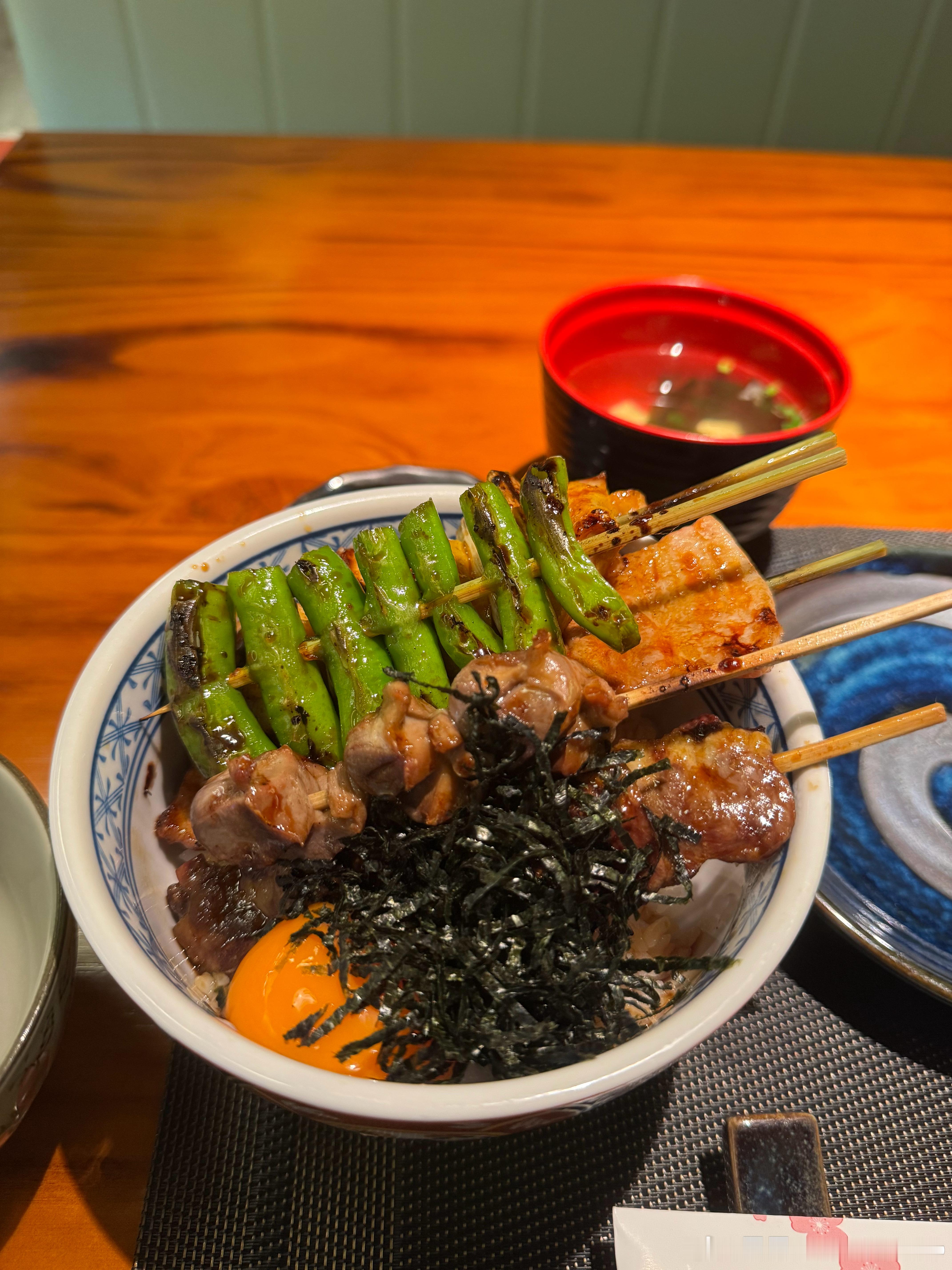 台风把我的头发吹的乱乱的！偶活结束去吃饭，被日本人夸可爱了还送了我一块蛋糕，开心