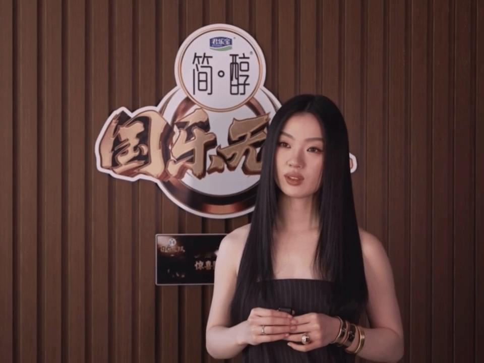 单依纯尴尬12s单依纯卡成机器人 当你网不好还要开视频会议的样子，被单依纯在舞台