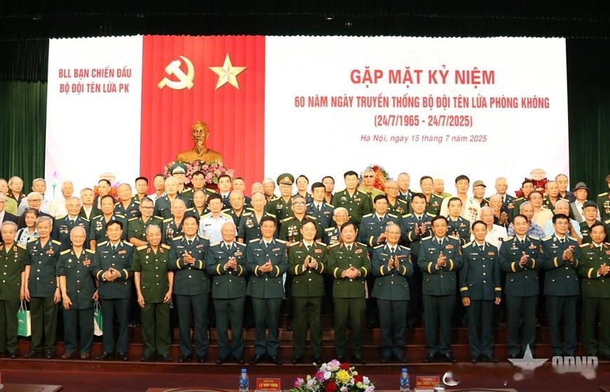 2025年7月15日，越共中央委员、国防部副部长Lê Huy Vịnh黎辉咏上将