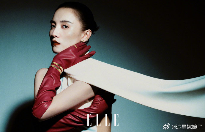 宋佳ELLE十月刊封面 宋佳ELLE十月刊封面，整体氛围特别对，既展现了她的个人