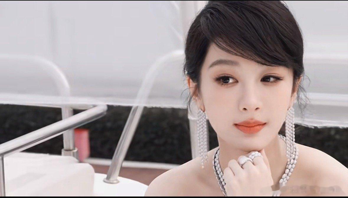 杨紫、王楚然同款斜刘海➕白色抹胸裙造型，主打一个温婉千金风好想和杨紫一起去赶海张
