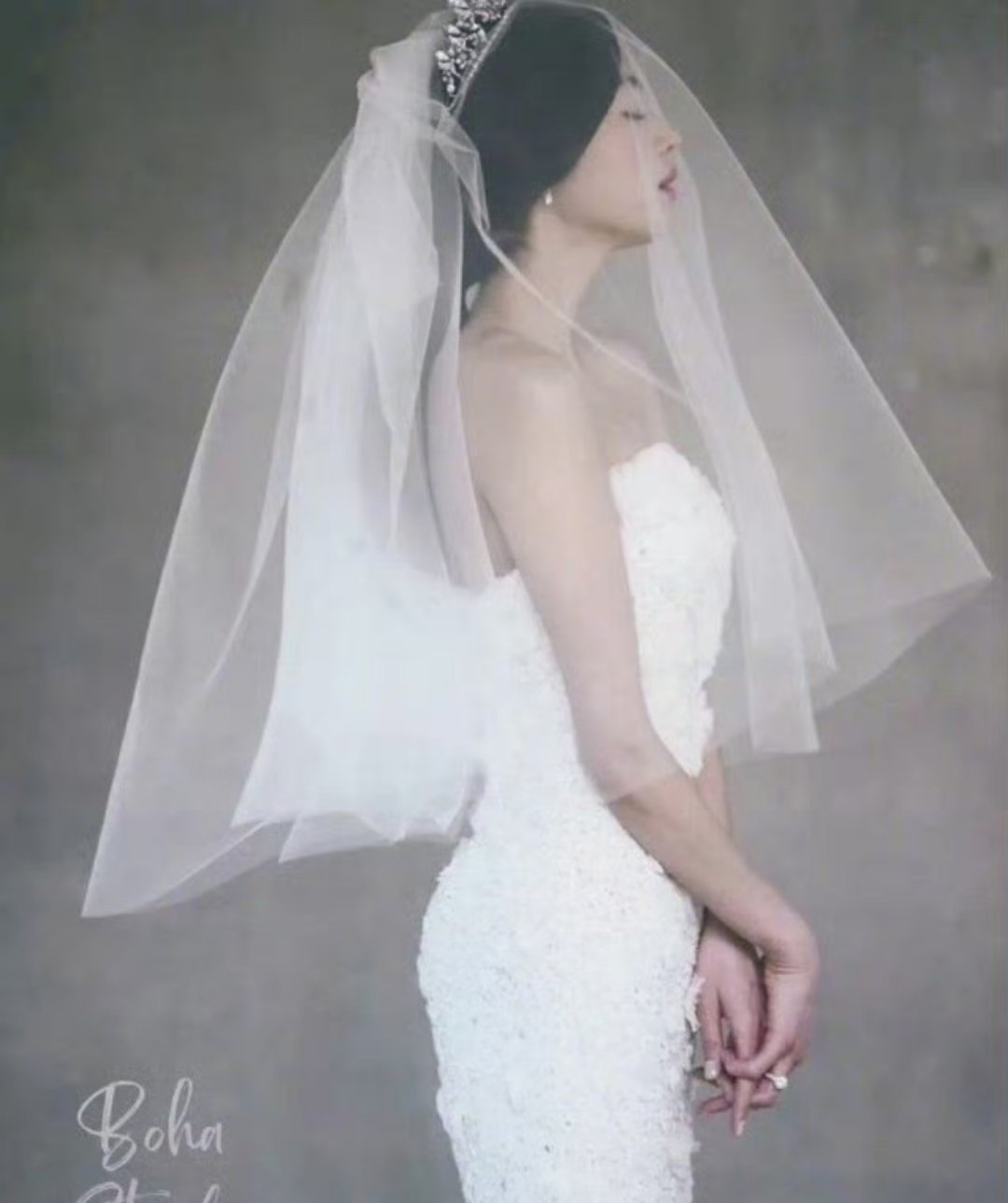 全智贤未公开婚纱照摄影师放出全智贤早年未公开婚纱素材，优雅舒展的神态，利落高级的