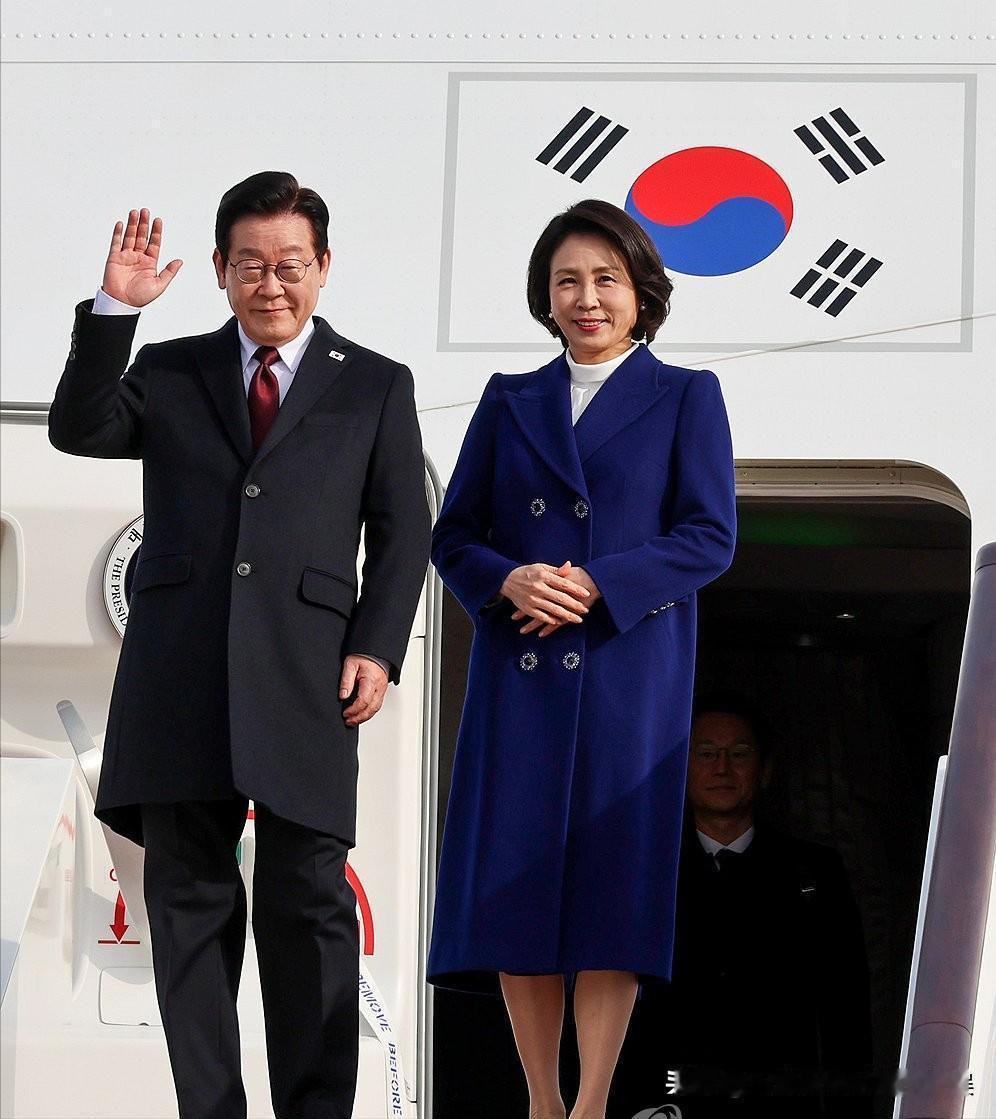 韩国总统李在明抵达北京首都国际机场。韩国第一夫人金惠京一身宝石蓝大衣，整体造型可