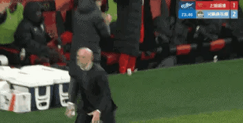 穆斯卡特为何暴跳如雷。
比赛74分钟，刘祝润打入一球，被判犯规无效，这球要是算进