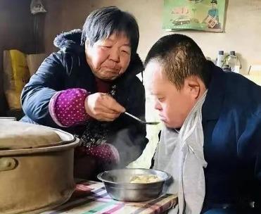 2017年，广东83岁老太太将60粒安眠药碾碎放入儿子的粥里，用勺子喂进儿子嘴中
