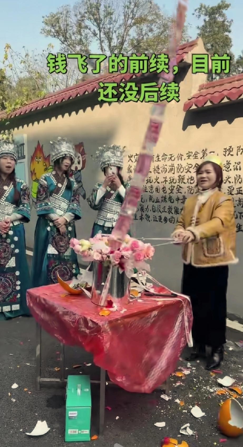 近日， 四川泸州有一位女儿给妈妈过生日，准备的生日蛋糕上面有一个大气球，解开丝带