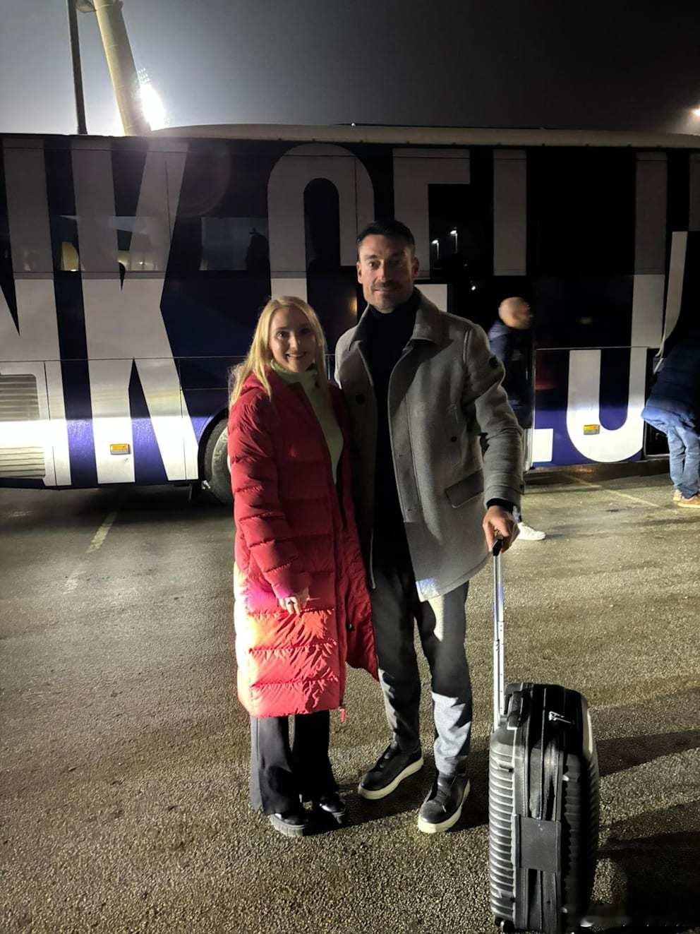 在执教采列参加了客场3比3和马里博尔的比赛后，西班牙教练列拉立即赶往机场，并且在