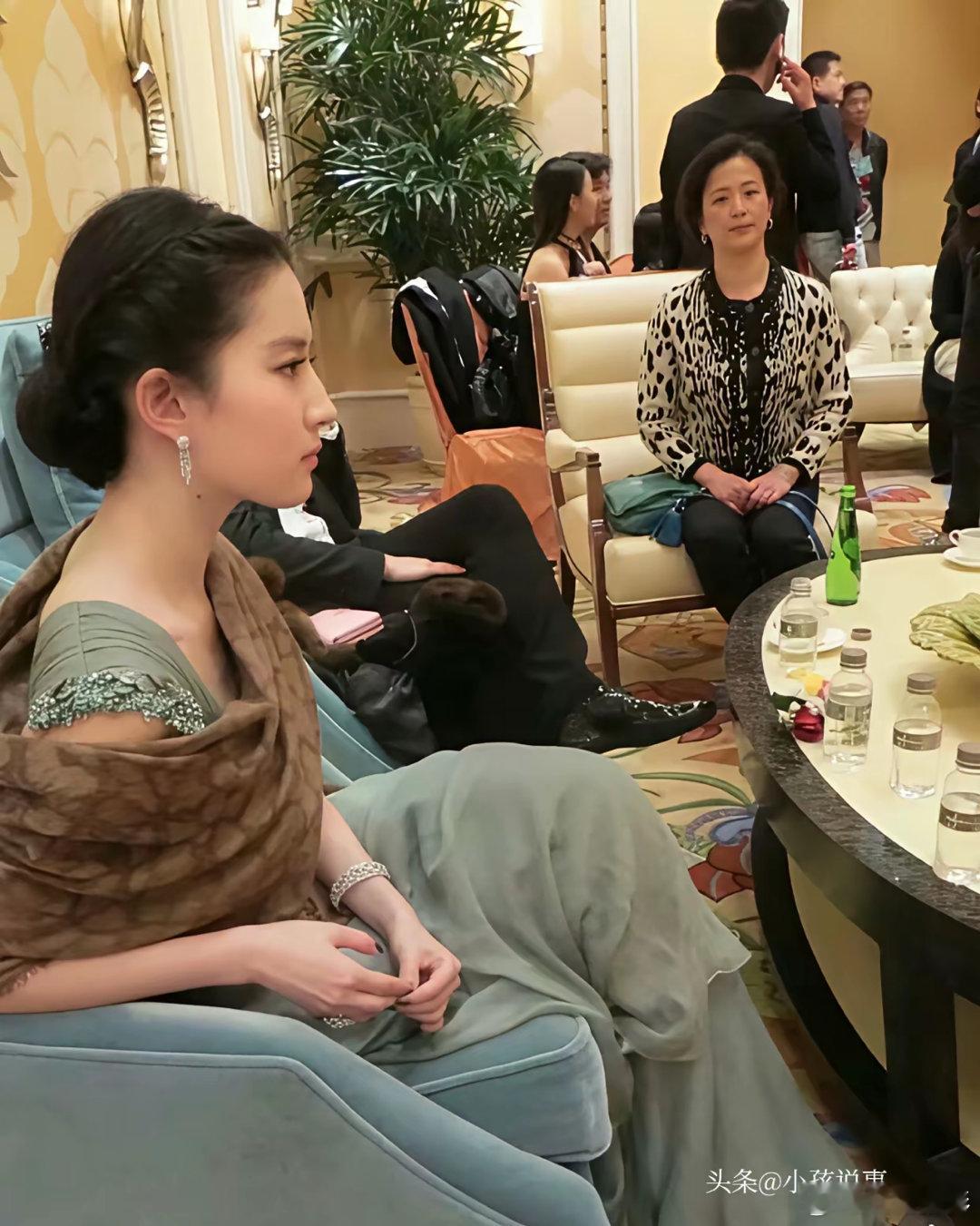 “贵气真能装出来？刘亦菲发呆照打脸所有人！”  ​你敢信？机场候机，刘亦菲就那么