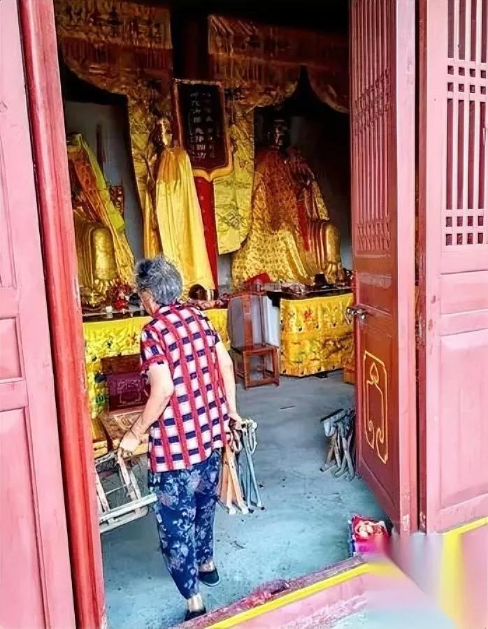 68岁桂林阿婆

干了件狠事

拜了45年佛查出乳腺癌，刚从医院到家，直接冲进佛