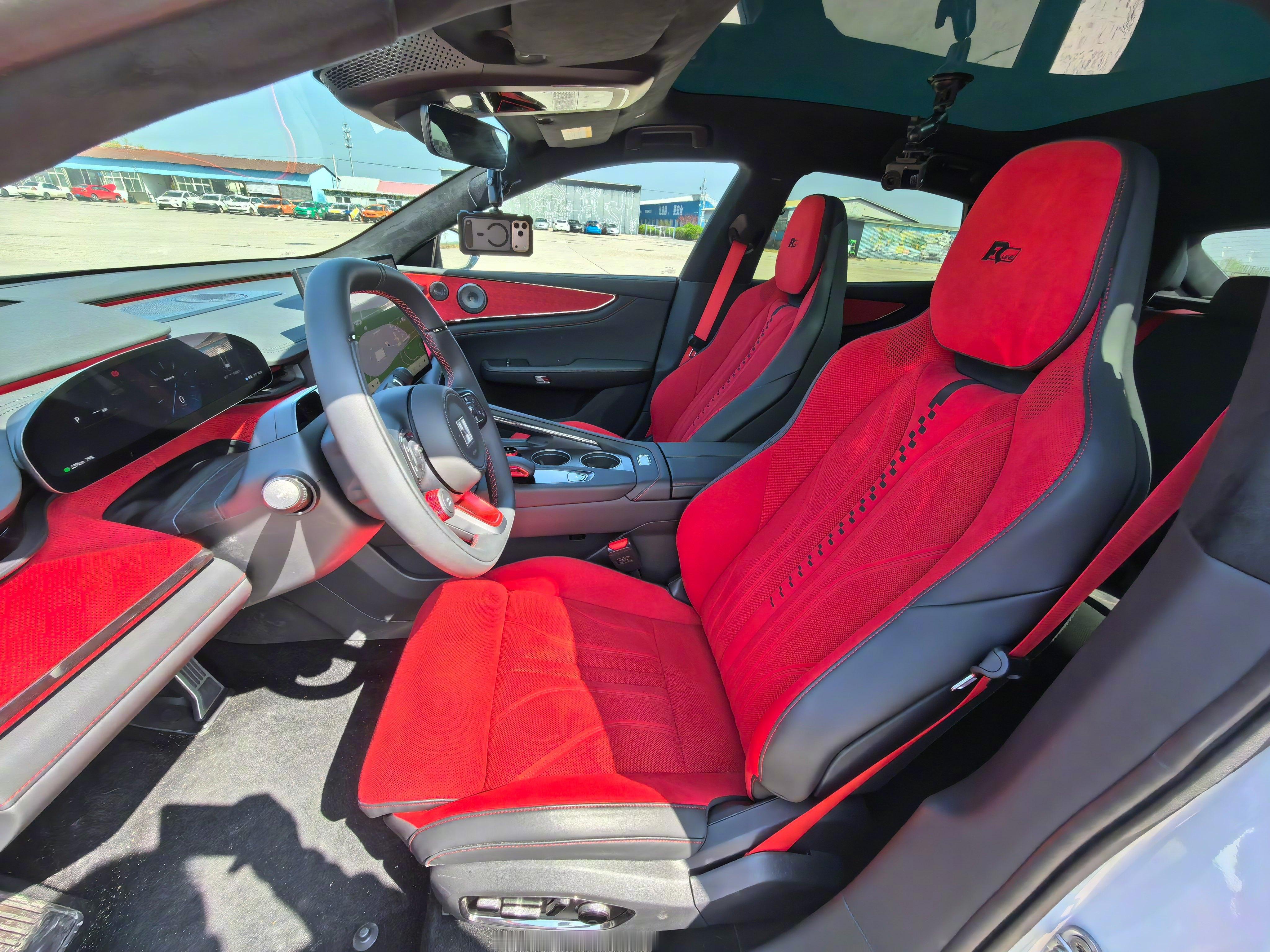 极氪001五周年纪念版，太好玩了！绝对年轻人第一款直接下赛道车。原厂给了KW-V