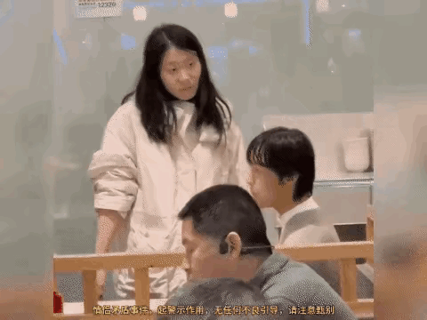 “要点脸吧！”小情侣逛商场，男朋友逛累了，就让女朋友自己先逛，自己等她。可男朋友