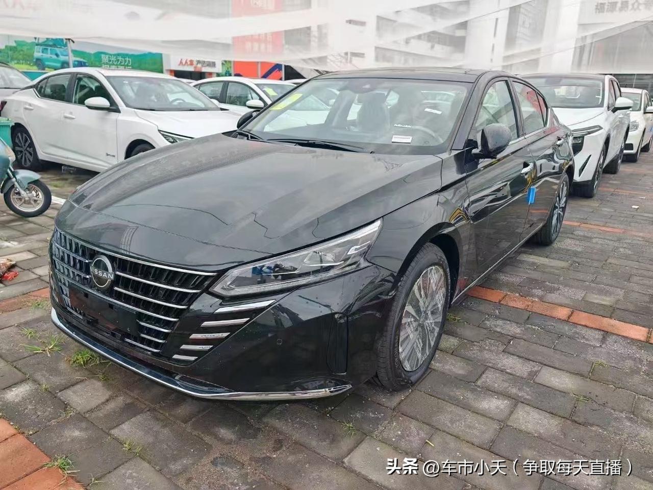 上一代天籁目前还有车型在售，指导价17.98万的真心版，这款车目前的售价在10.