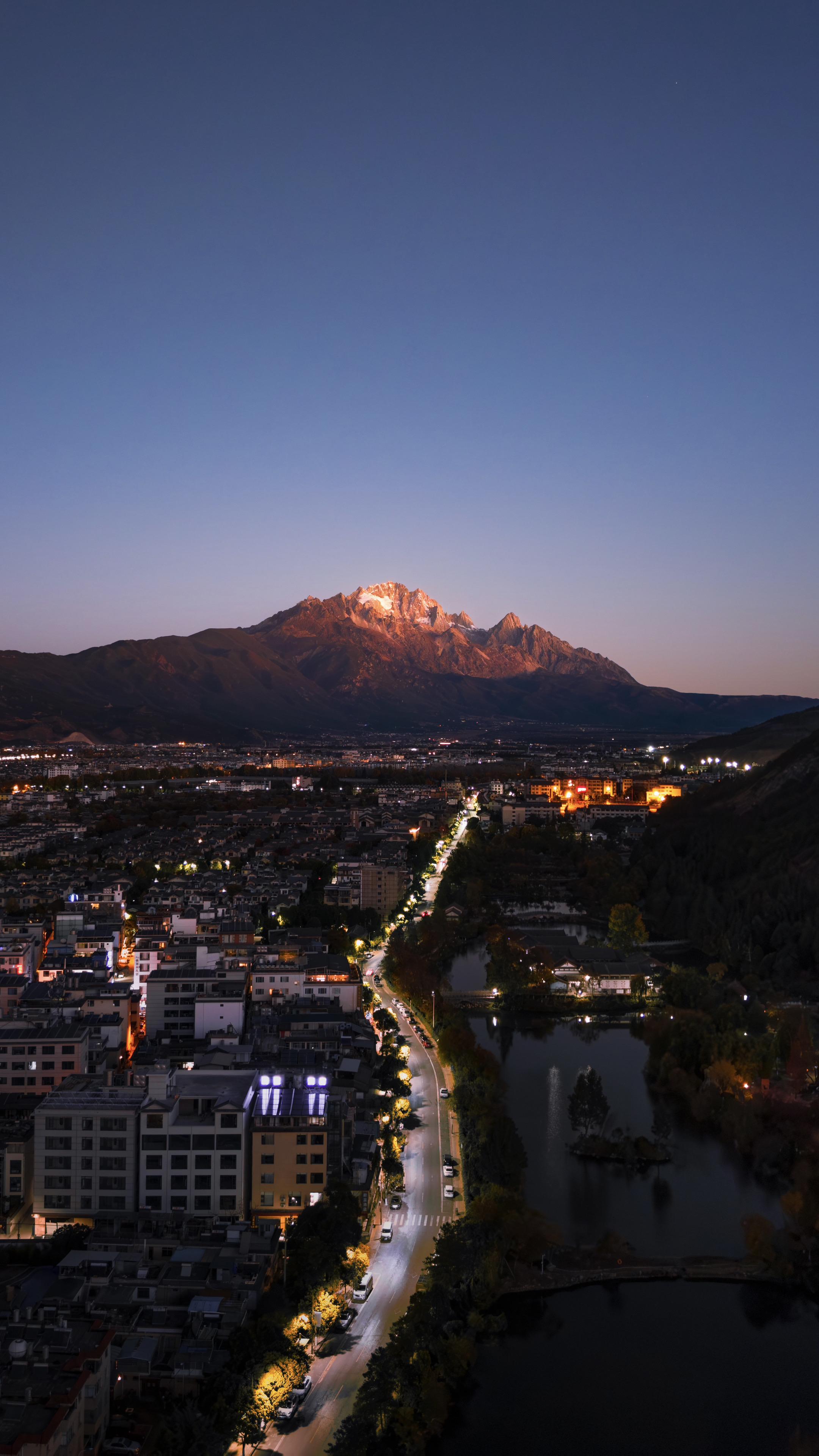 为了拍这张照片，我专门去了一趟丽江。这是我见过最美的日照金山了，拍摄于...