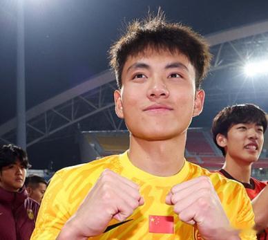 足球之夜：李昊受欧洲球队关注，3家国内豪门也有意1月22日讯 刚刚，央视《足球之