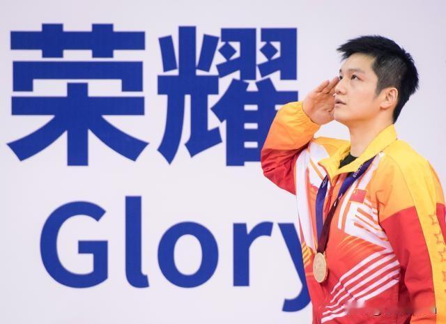 为什么樊振东被称为国乒的领军人物樊振东稳居世界乒坛榜首多年，荣誉满身，手握多项世