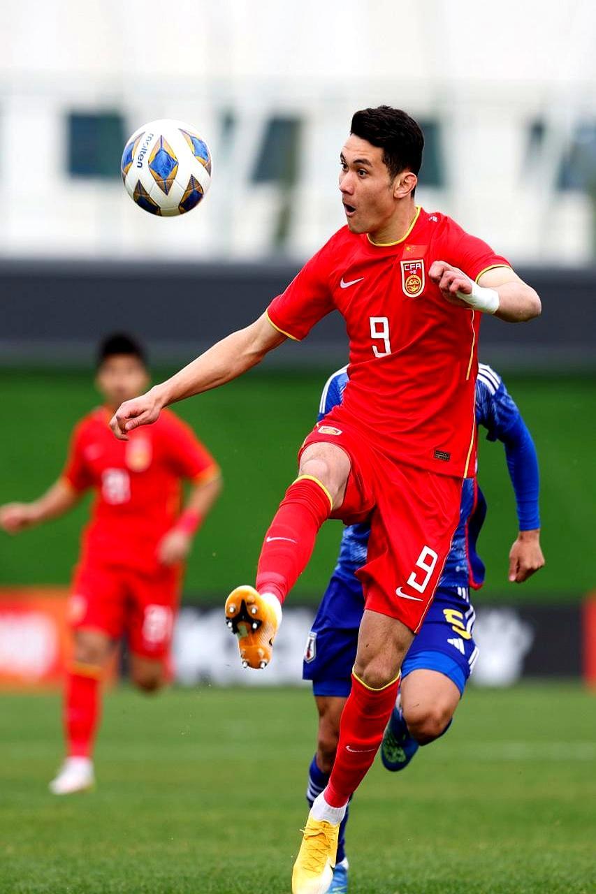 越南球员一拳砸向他的面门，他应声倒地，嘴角却扬起一抹笑意——红牌稳稳落袋。
 