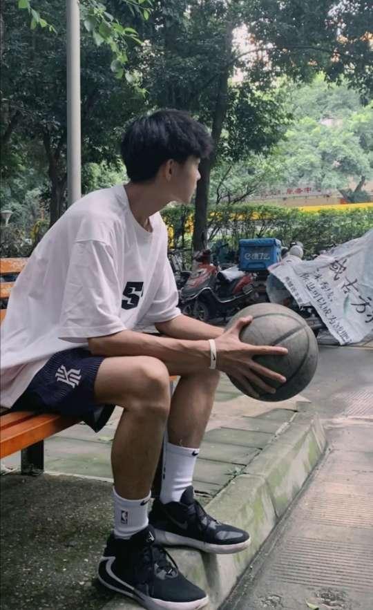 我十二岁那年，堂姐正忙着相亲，隔三岔五就去见一个人，可始终没有相中的。这并非堂姐