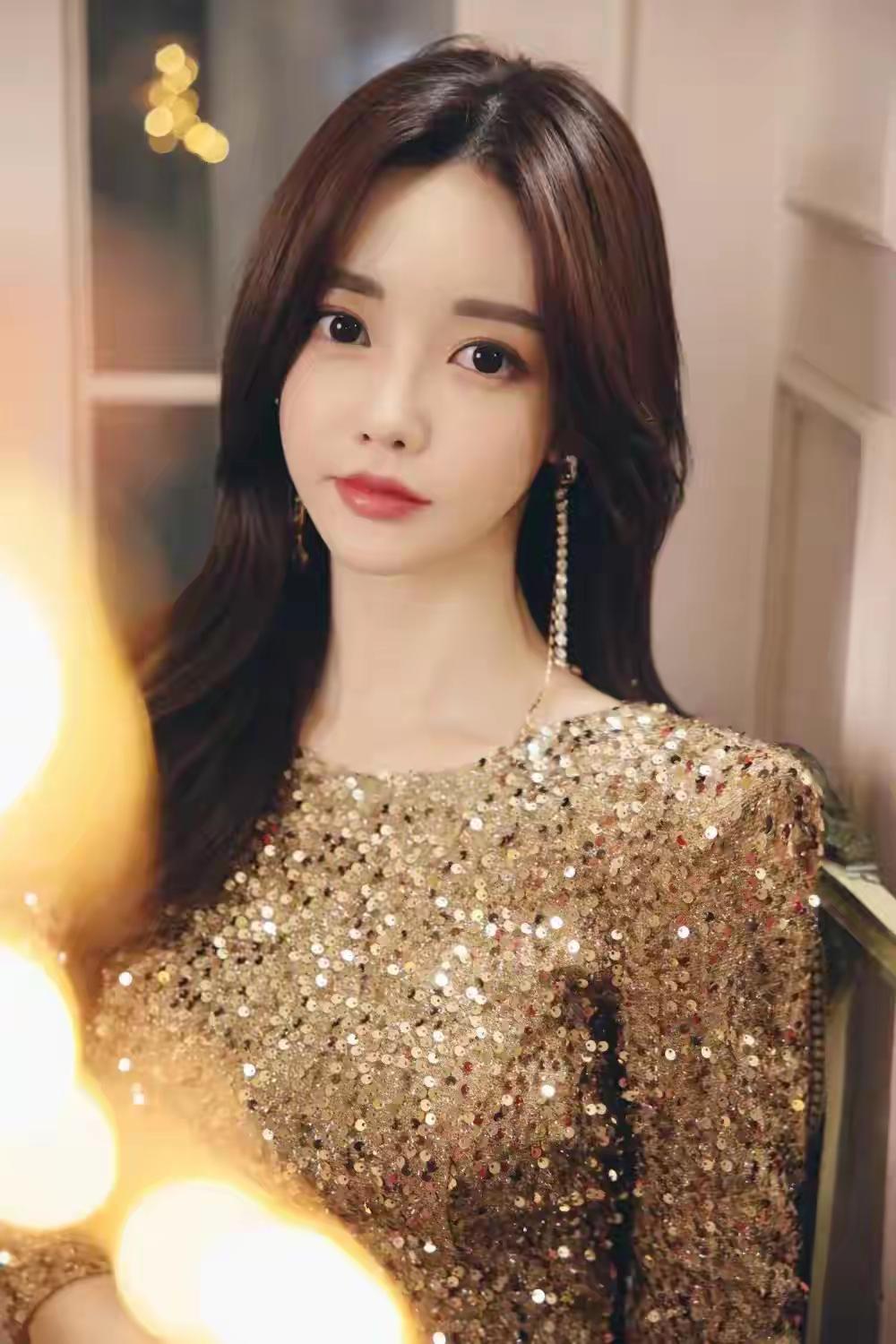 孙允珠，怼脸拍最美的一张照片。
我甚至怀疑这是AI，
最近看到好多孙允珠的写真，