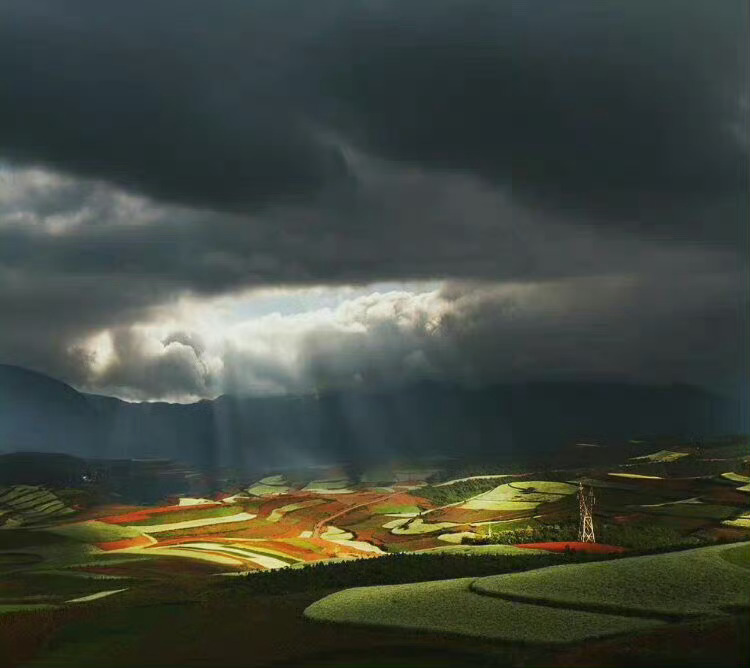 云南 东川红土地，那一片热烈的红色，能点燃生命、点燃激情的红色，令人兴奋，令人陶