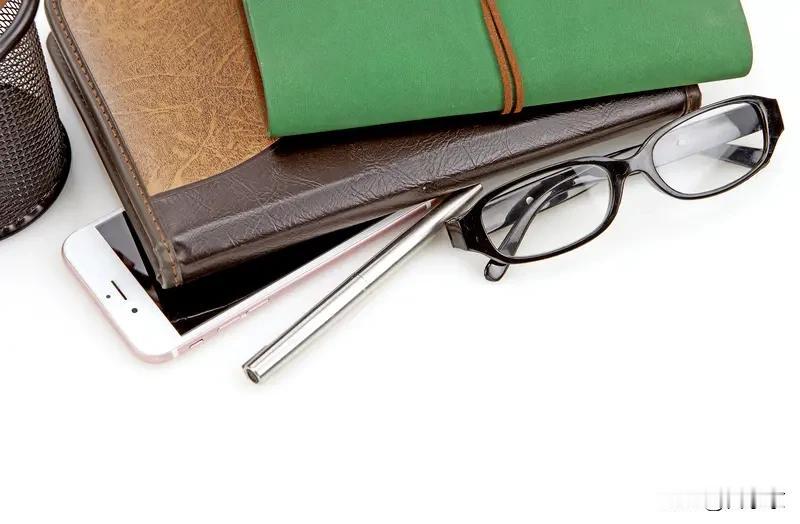 旧照片、没用完的笔记本、小时候的玩具，一样样看过去，自己都忍不住笑出声。
 
本