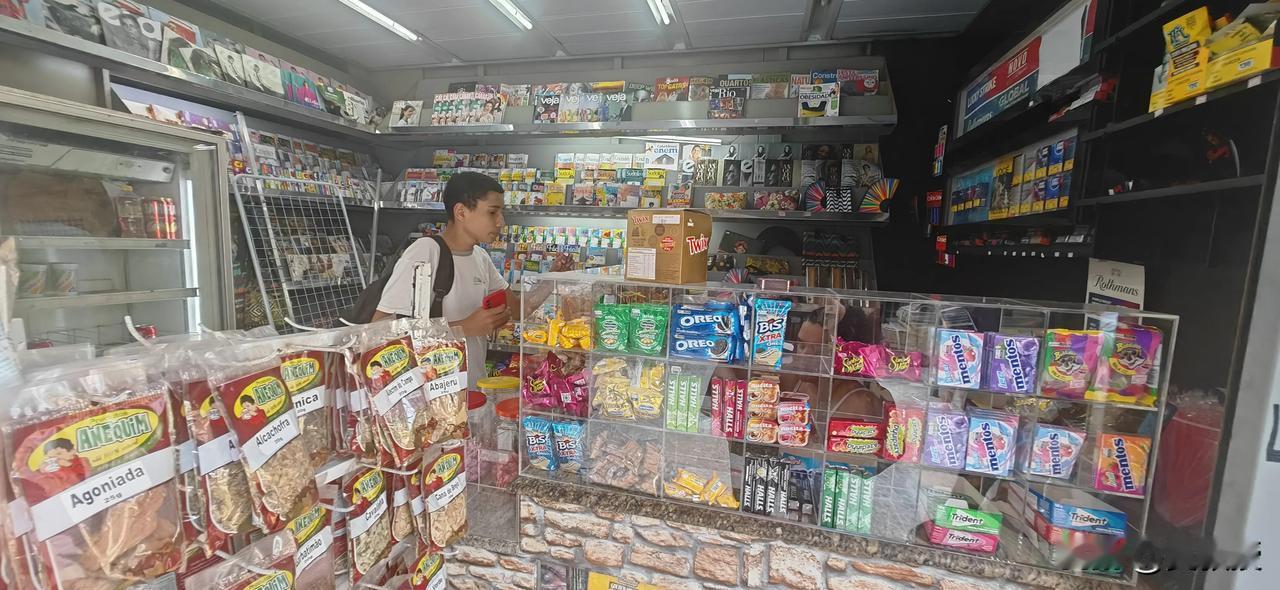巴西🇧🇷
马路边的书报亭还挺普及
现在中国的城市里，书报亭，越来越少了
为什