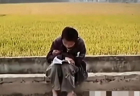 泯灭人性！”2011年，江苏盐城，一个13岁小男孩身世凄凉，父亲早早离世，母亲改