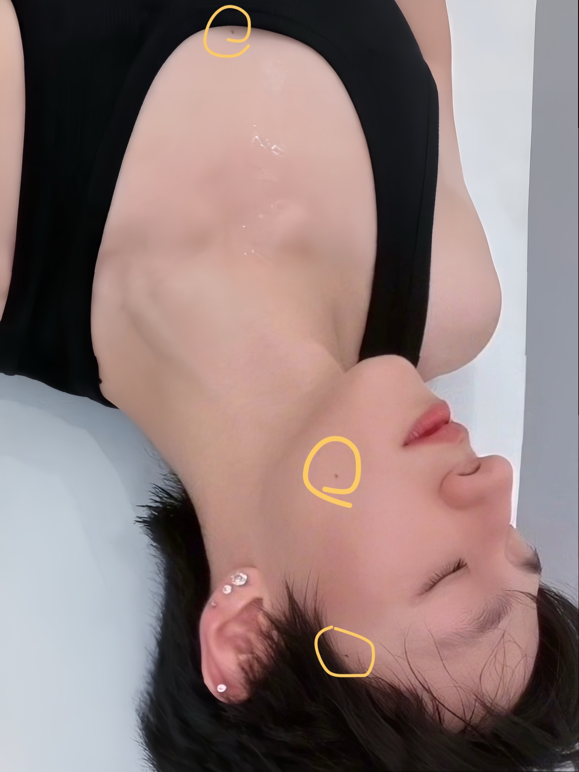 露出来的这三颗痣吸引着每个看他照片的人视线都必须从上到下从胸口舔到脸蛋…鑫机… 
