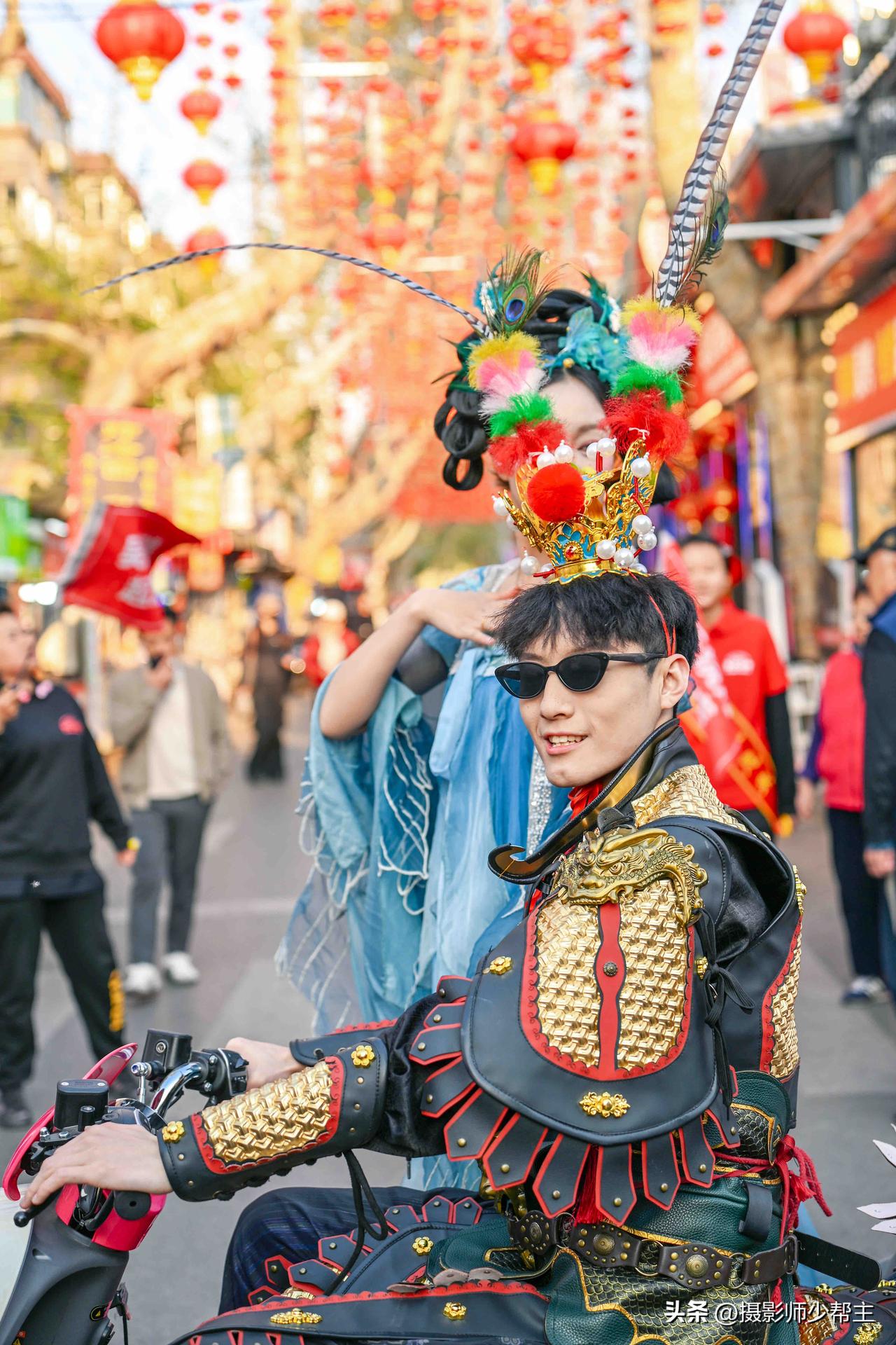 镜头里的宝藏山东淄博也太会整活了！步入八大局便民市场，恰逢街区巡游热闹开场，身着