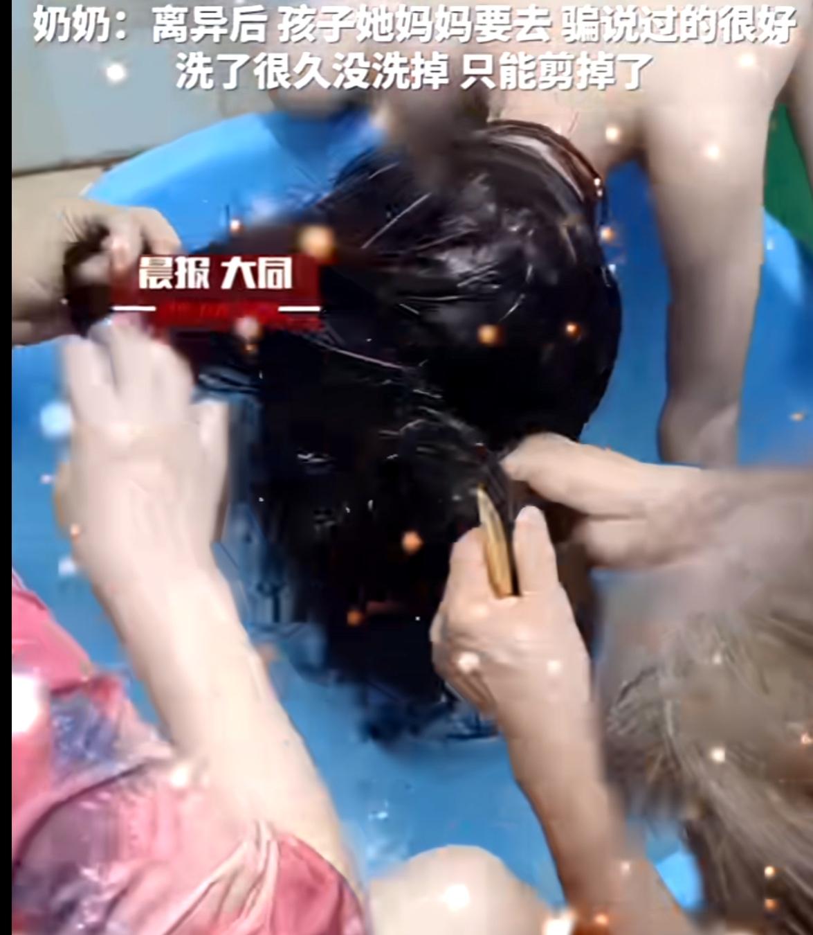 奶奶看到离婚后归妈妈养的孙女头发乱糟糟的，心疼的哭了，赶紧给孩子打了一盆水，一点