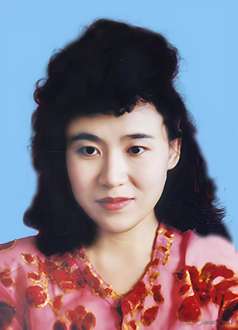 因卡姿兰大眼睛美颜照走红的精神科主任郎小娥医生照片已更新。她本人年轻的时候长得就