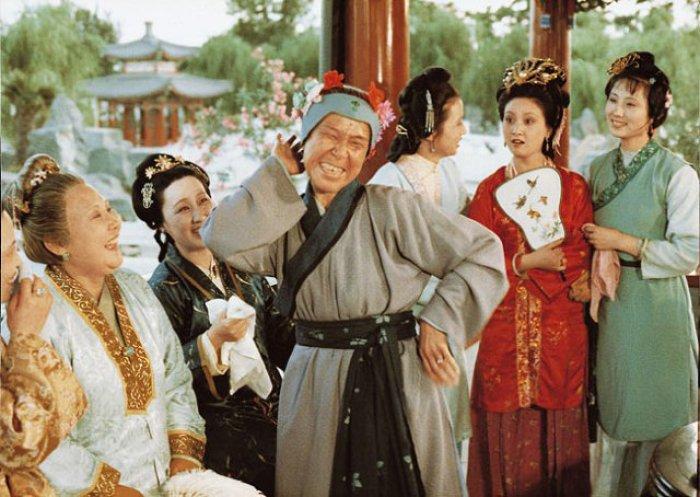 别以为“亲戚”两个字就代表互帮互助。那是理想状态，是极少数幸运家庭的剧本。真要这