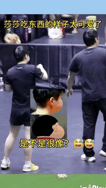 [月亮]孙颖莎小包子脸的由来??

嘿，咱都知道孙颖莎吧。

那小包子脸可太可爱