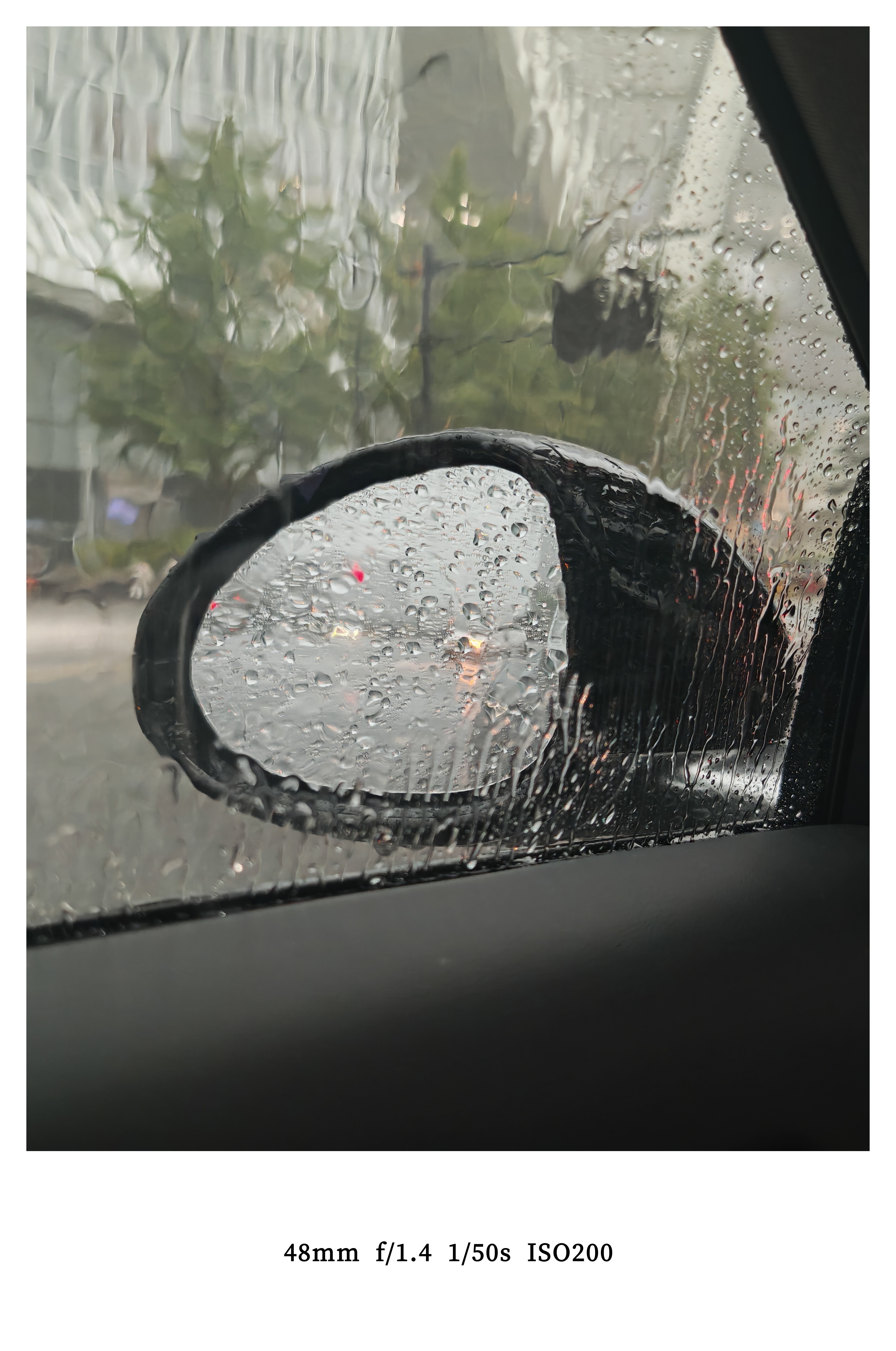 刚从地库出来就下起大暴雨了 白花花一片根本开不走[淡淡的]  ​​​