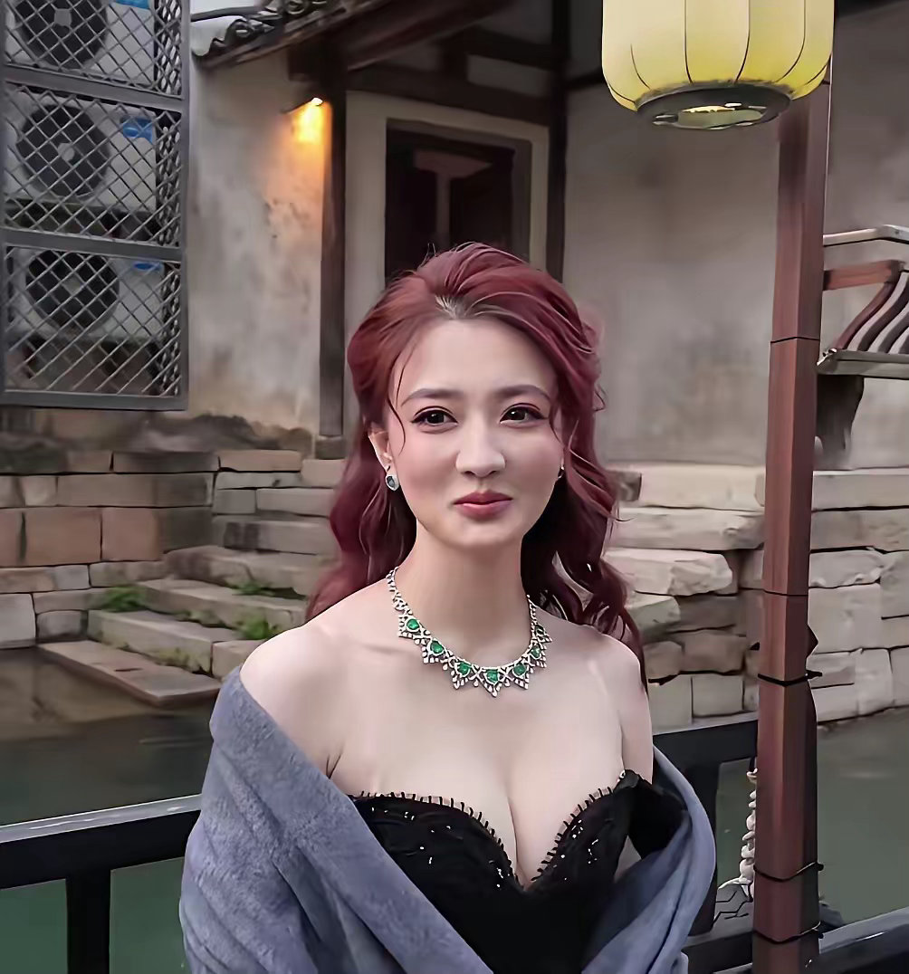 曾经最喜欢的女演员，花期太短，被弄成这种风格了，哎可惜了 