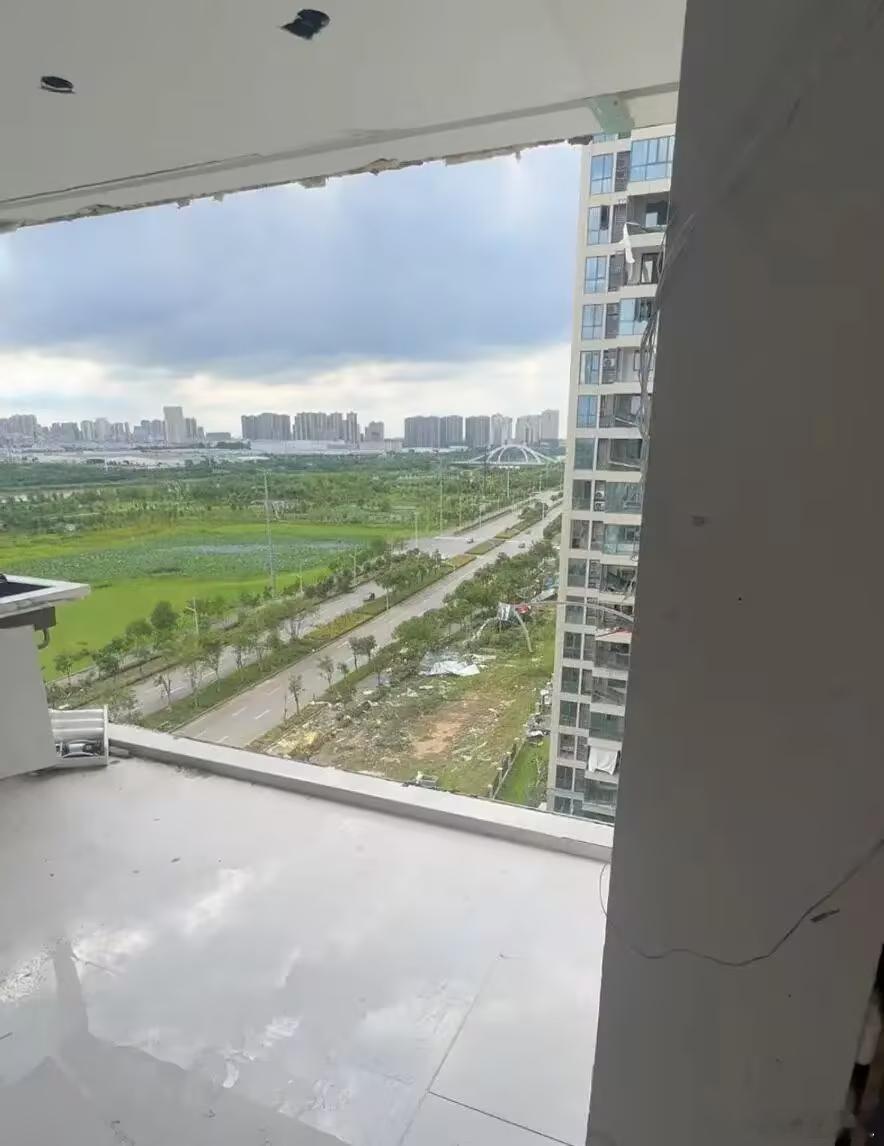 我可以说，这种跨度超过两米的大玻璃，特别是落地窗一点都不安全好嘛！！我家装修时候