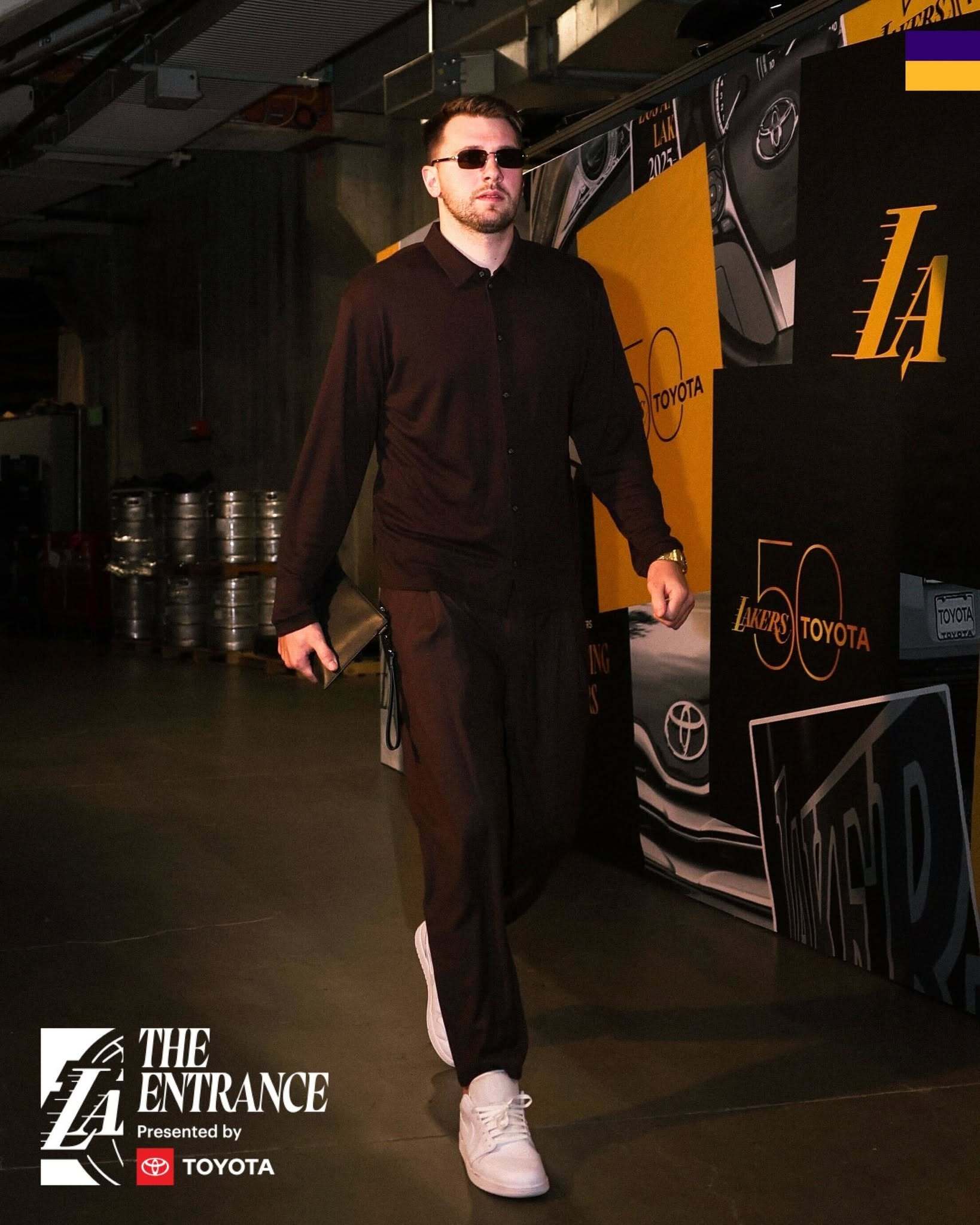 雷迪克表示，考虑到这是背靠背比赛，而且詹姆斯没有参加完整的训练营来调整状态，湖人