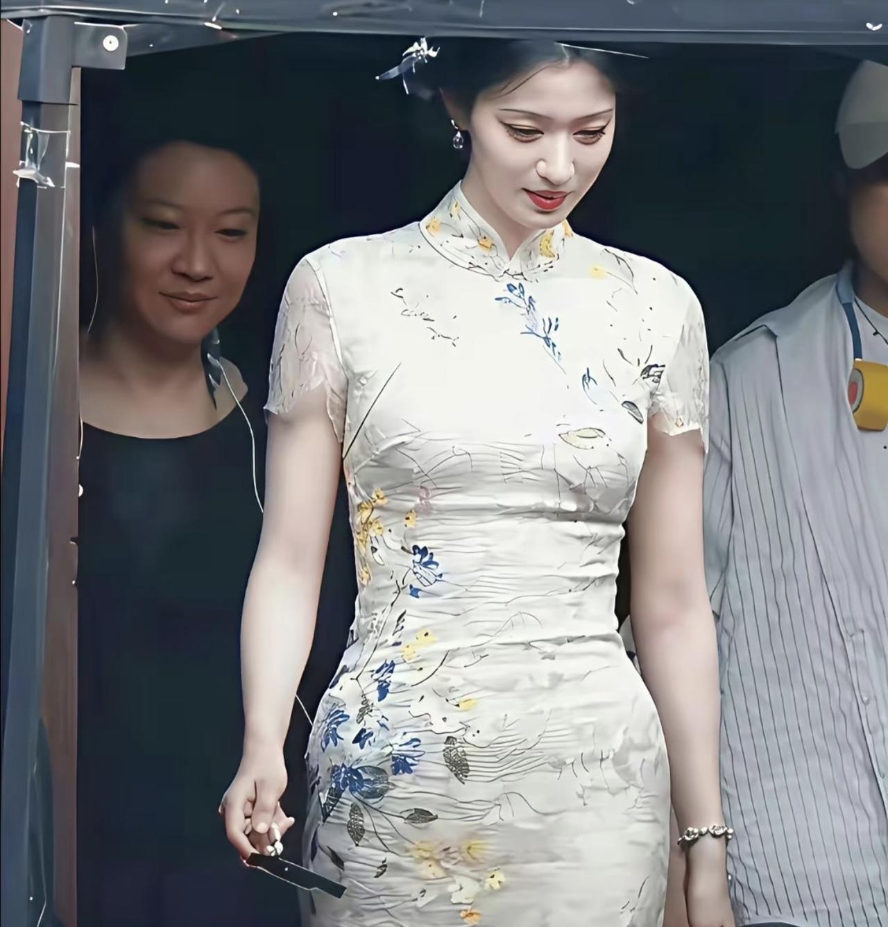 以前总觉得女生骨架大就是显壮“重灾区”，直到看见王楚然的旗袍造型才知道，大骨架真