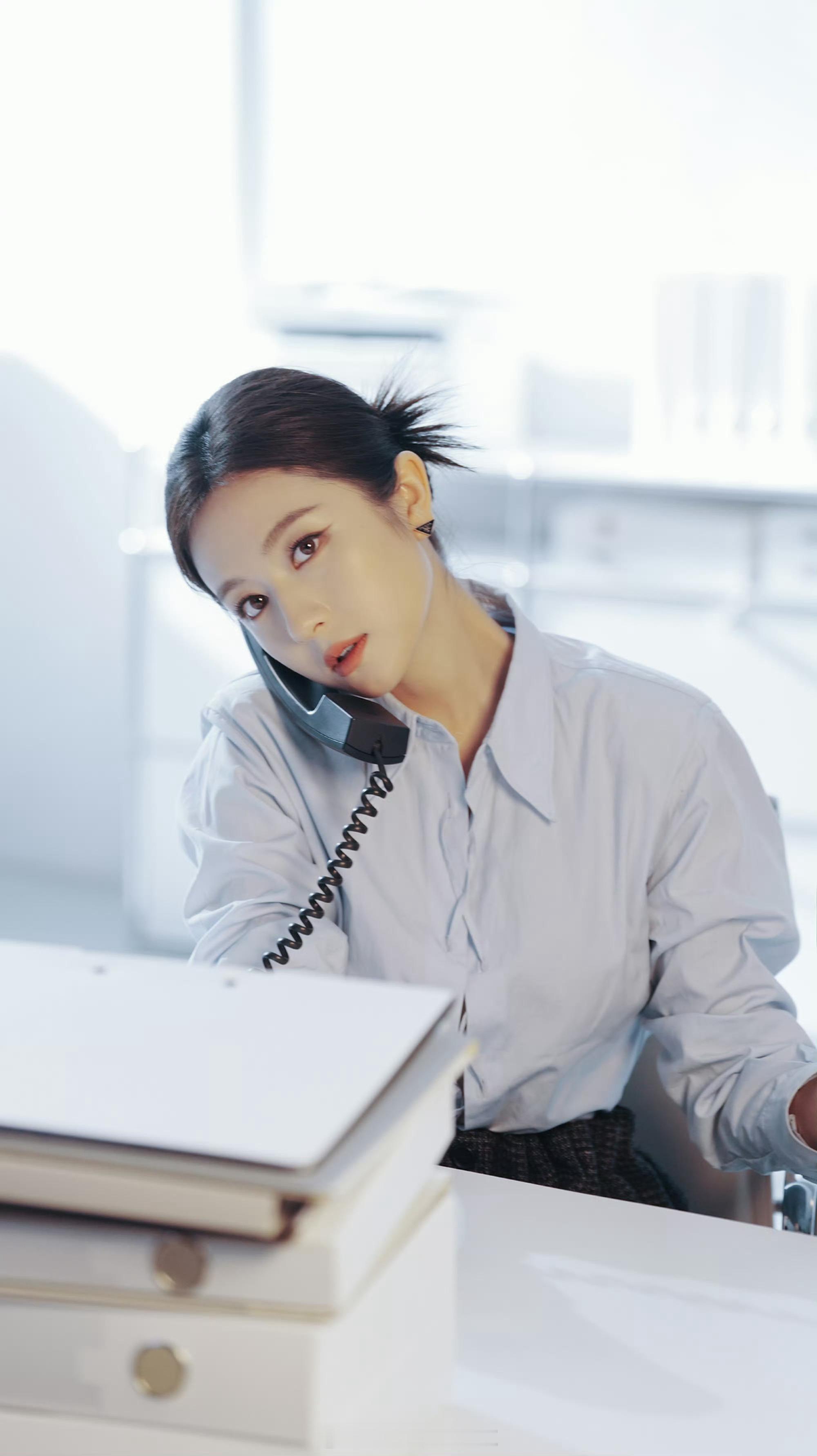 李兰迪职场高智感秒了兰迪姐这气场，我直接封她为职场女王！  这专注的眼神，我已经